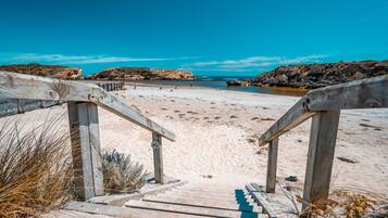 Plage à proximité, chaises longues