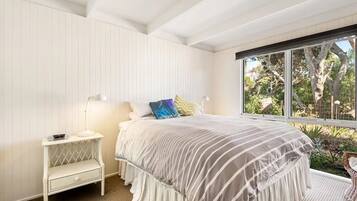 3 bedrooms, in-room safe, desk, soundproofing