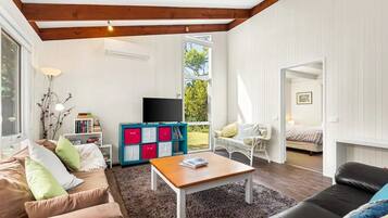 Smart TV, videogames, DVD player, livros