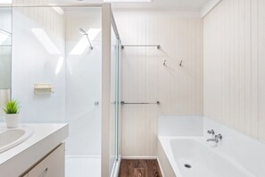 Dusche, umweltfreundliche Kosmetikartikel, Haartrockner, Handtücher
