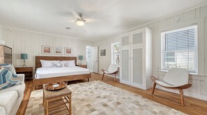 3 bedrooms, iron/ironing board, free WiFi, bed sheets - 3 bedroom, 4 bath, pool home, gulf side, approx. 200 steps to Crescent beach! (Siesta Key)