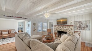 Smart TV, books, music library - 3 bedroom, 4 bath, pool home, gulf side, approx. 200 steps to Crescent beach! (Siesta Key)