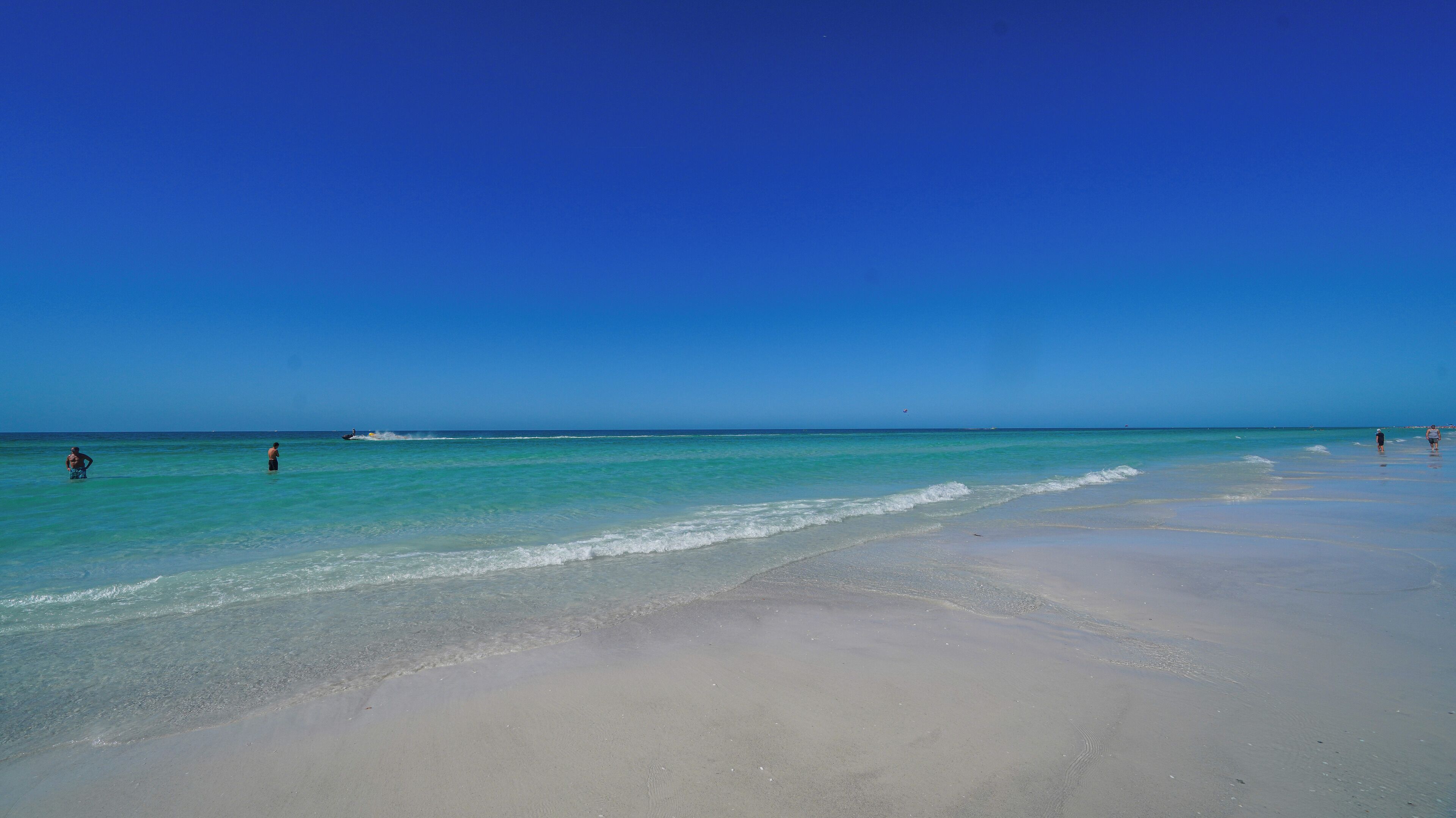 Nær stranden og strandhåndklær