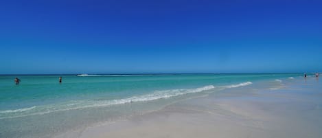 Nær stranden og strandhåndklær