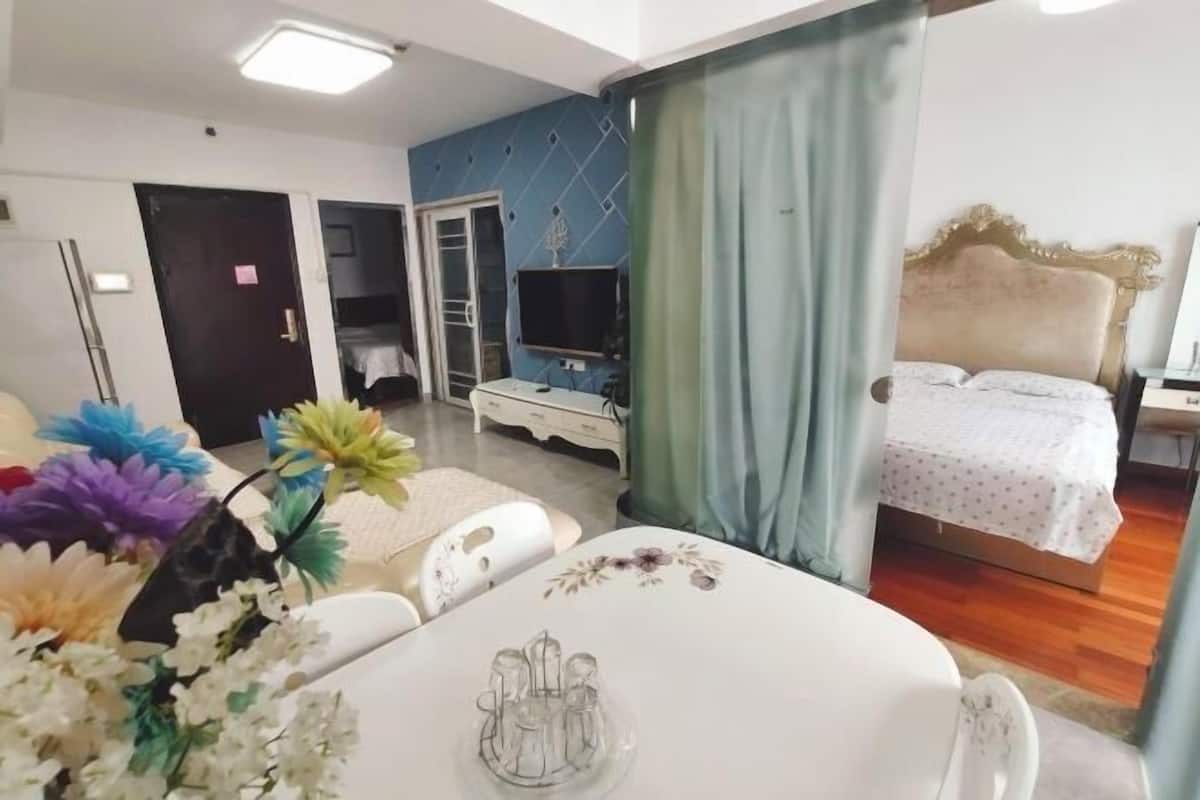 Une chambre d’hôtel comprenant un lit, une télévision, un bureau et une table à manger avec des chaises.