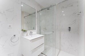 Dusche, Haartrockner, Handtücher, Seife