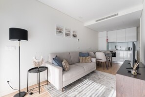 TV, books - GuestReady - Ideal stay near Estádio do Dragão (Porto)