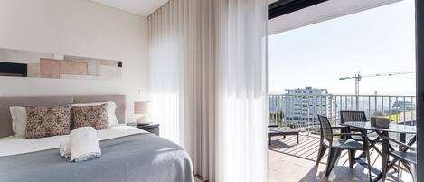 Skrivebord, strykejern/-brett, internettilgang og sengetøy