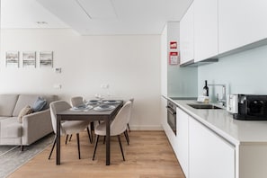 Kühlschrank, Mikrowelle, Ofen, Geschirrspüler