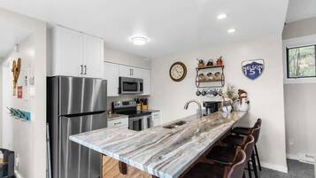 Full-size fridge, microwave, oven, stovetop