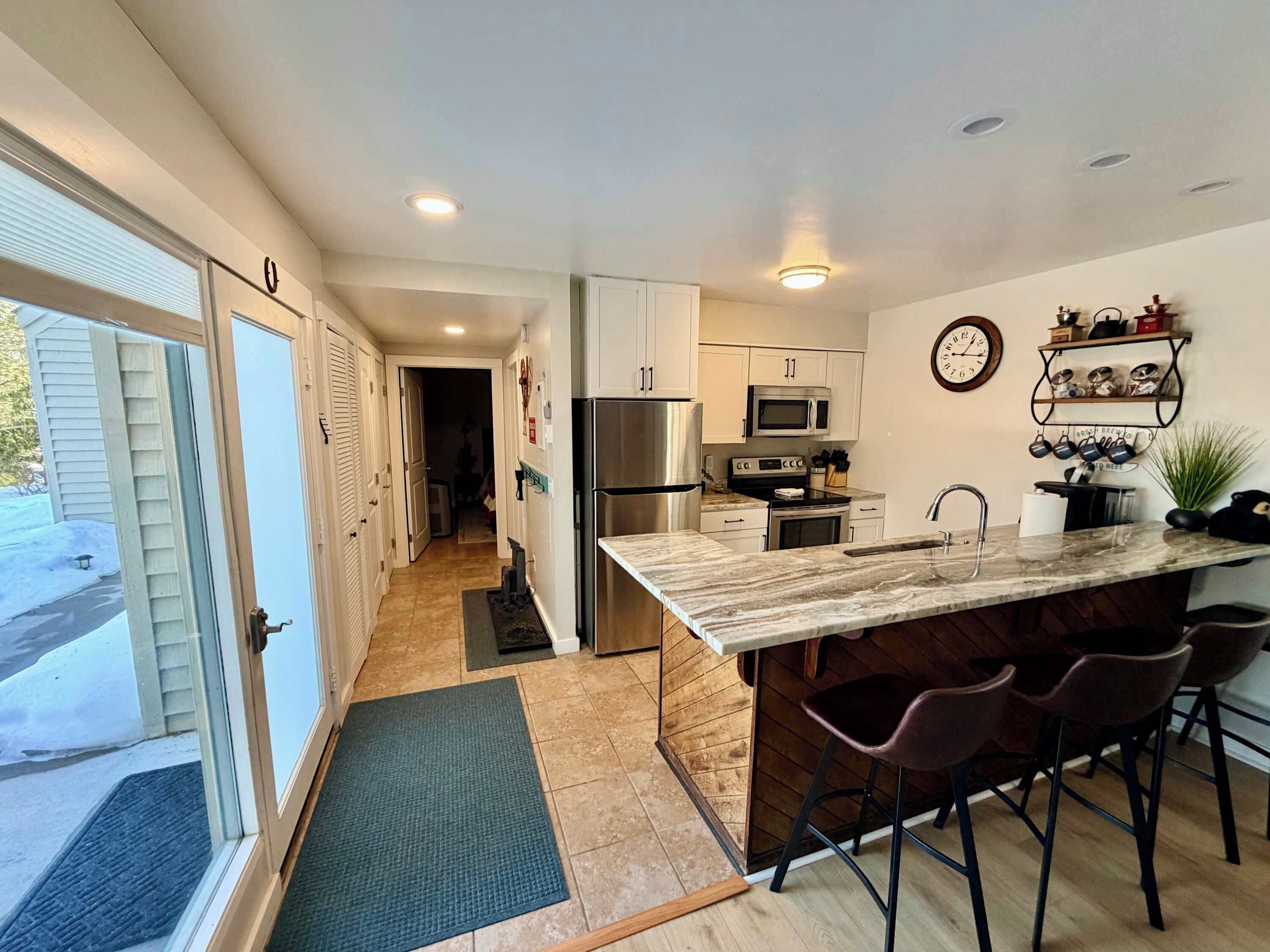 Full-size fridge, microwave, oven, stovetop