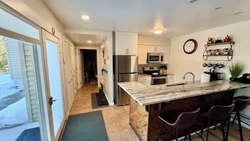 Køleskab/fryser i fuld størrelse, mikrobølgeovn, ovn, kogeplade