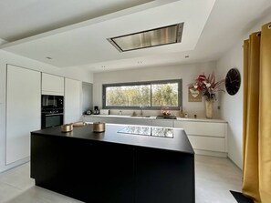 Een koelkast, een microgolfoven, een vaatwasser, een broodrooster