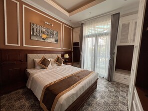 Family Suite, Berbilang Katil, Balcony | Peralatan tempat tidur hipoalergenik, bar mini, peti besi dalam bilik 