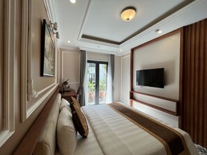 Deluxe Room, 1 Queen Bed, Balcony | Hypo-allergenic bedding, minibar, in-room safe, desk - PARIS OF DRAGONBAY HOTEL (Ha Long)