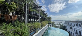 PARIS OF DRAGONBAY HOTEL