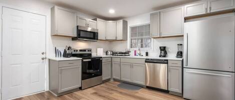 Refrigerador, microondas, horno y parrilla de estufa