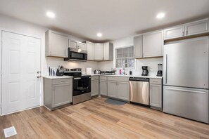 Refrigerador, microondas, horno y parrilla de estufa 