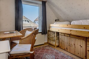 2 bedrooms, iron/ironing board, WiFi