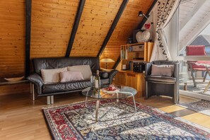 Una televisión, un reproductor de DVD, un reproductor estéreo