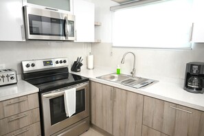 Een koelkast, een microgolfoven, een oven, een kookplaat