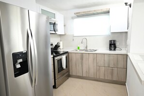 Fridge, microwave, oven, stovetop - Private pool house/Walk to the beach/Fast Wi-fi (Loíza)