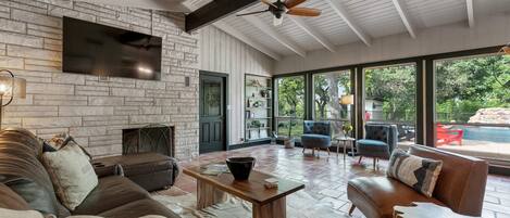 Smart-tv en een open haard