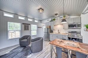 Réfrigérateur, four à micro-ondes, un four, surface de cuisson