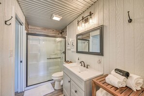 Shower, hair dryer, towels, soap - La Casita 112 | Hot Tub | Pet-friendly | Fire Pit (Fredericksburg)