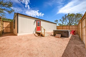 Outdoor spa tub - La Casita 112 | Hot Tub | Pet-friendly | Fire Pit (Fredericksburg)