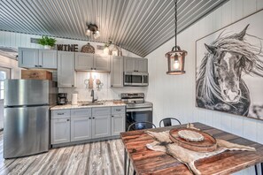 Fridge, microwave, oven, stovetop - La Casita 118 | Hot Tub | Fire Pit (Fredericksburg)