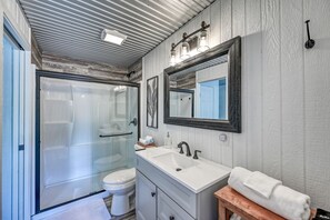 Shower, hair dryer, towels, soap - La Casita 118 | Hot Tub | Fire Pit (Fredericksburg)