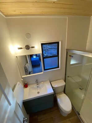 Een douche, een haardroger, handdoeken, zeep