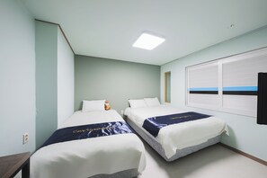 Standard trippelrum | Tempur-Pedic-madrasser, arbetsyta för laptop och mörkläggningsgardiner