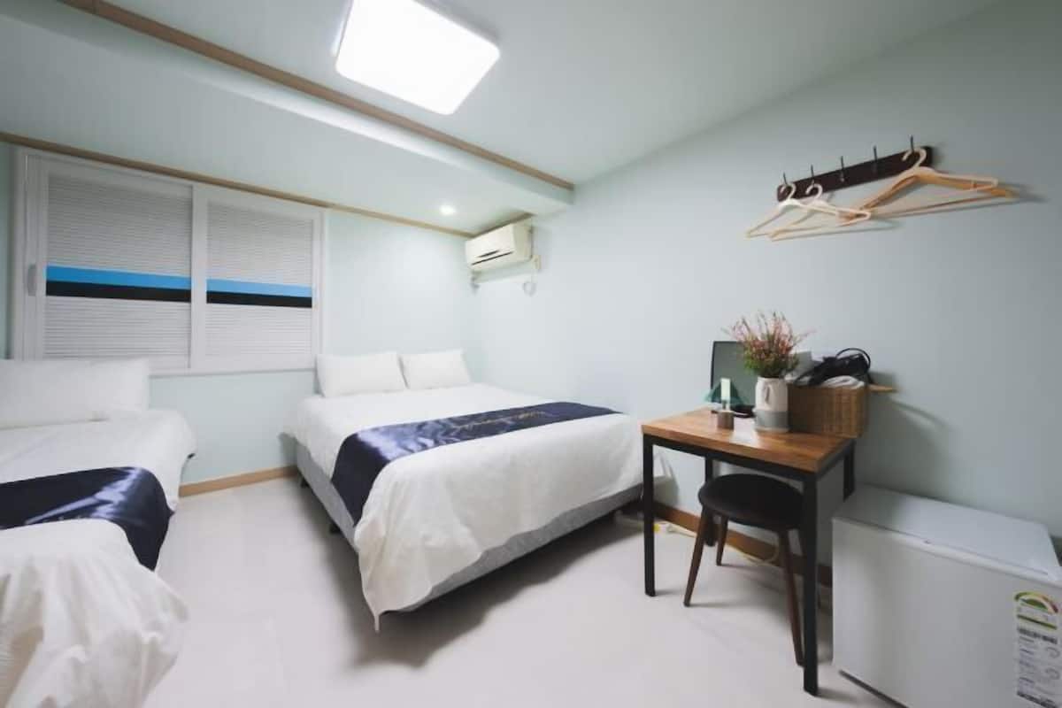 Tempur-Pedic beds, laptop workspace, blackout curtains