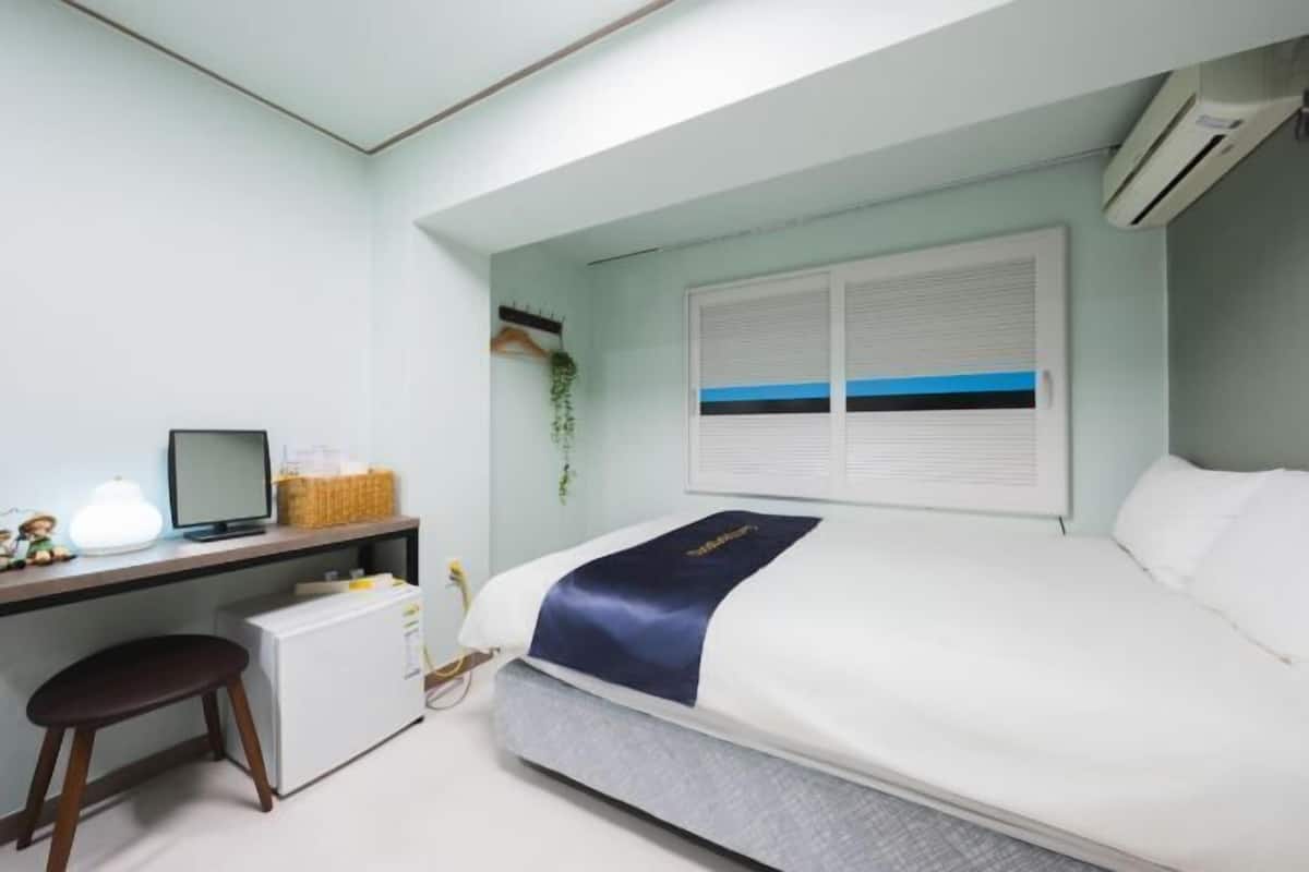 Tempur-Pedic beds, laptop workspace, blackout curtains