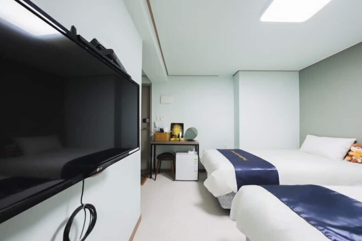Tempur-Pedic beds, laptop workspace, blackout curtains