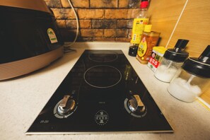 Refrigerador em uma área comum, micro-ondas em uma área comum