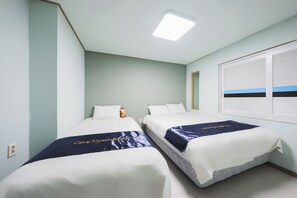 Standard-Dreibettzimmer | Tempur-Pedic-Betten, laptopgeeigneter Arbeitsplatz
