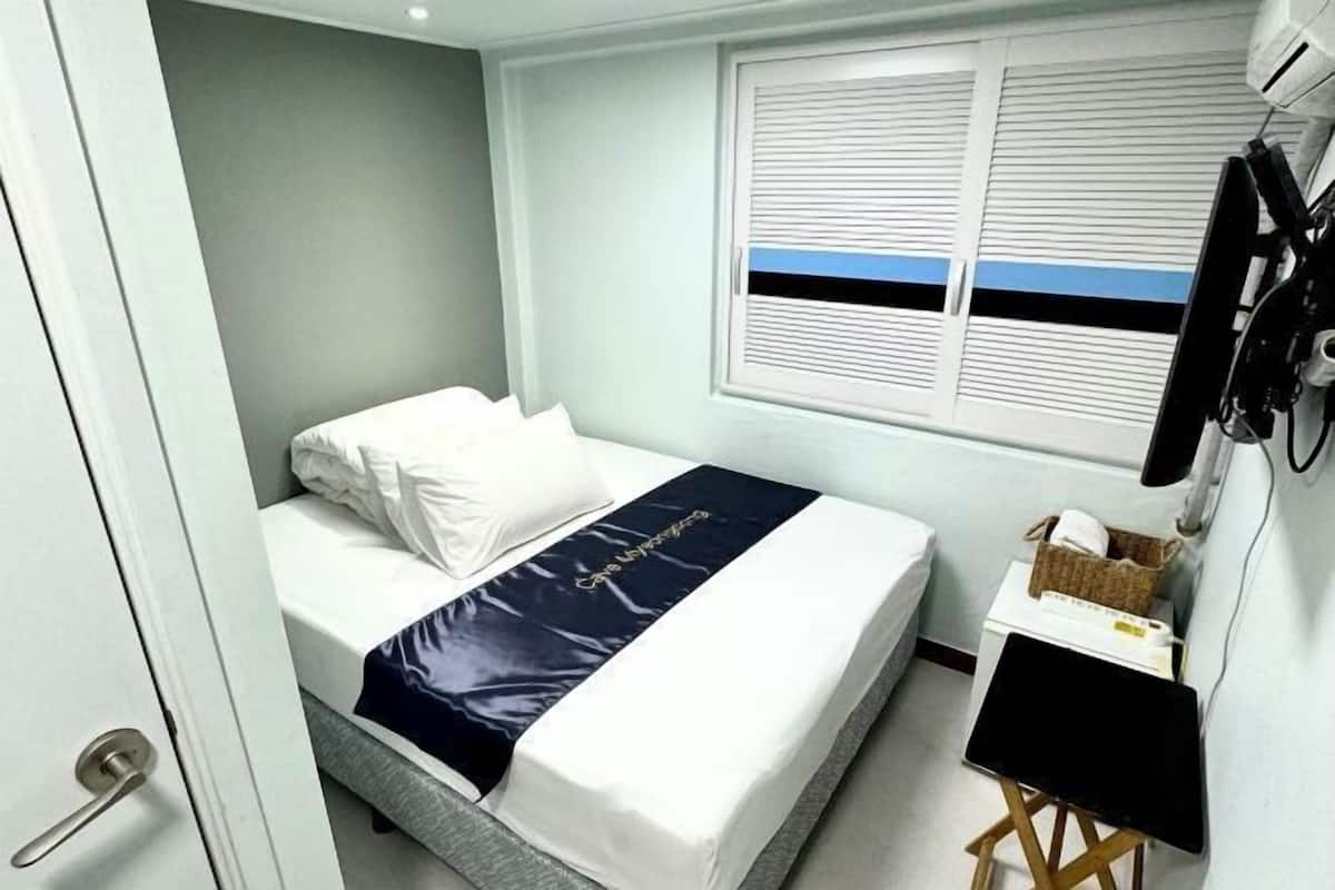 Tempur-Pedic beds, laptop workspace, blackout curtains