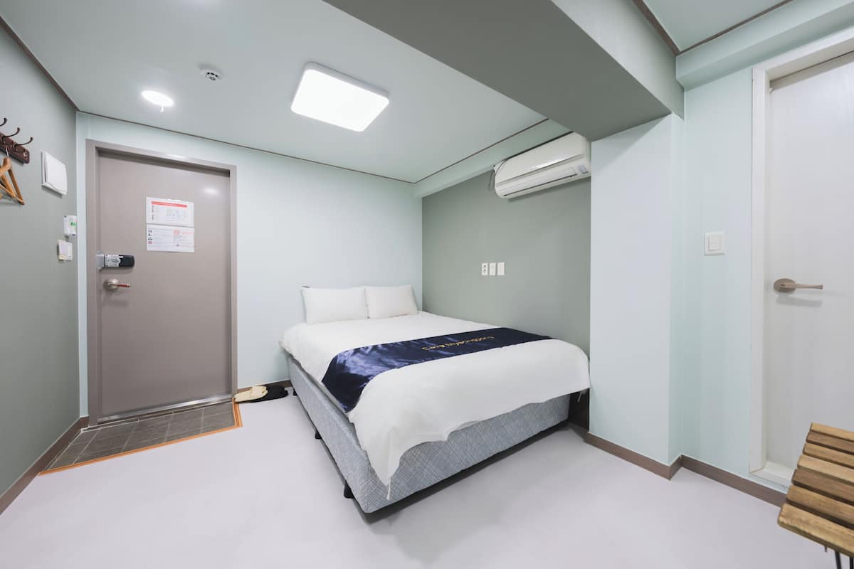 Kamar Double Standar | Tempat tidur Tempur-Pendic dan ruang kerja ramah laptop