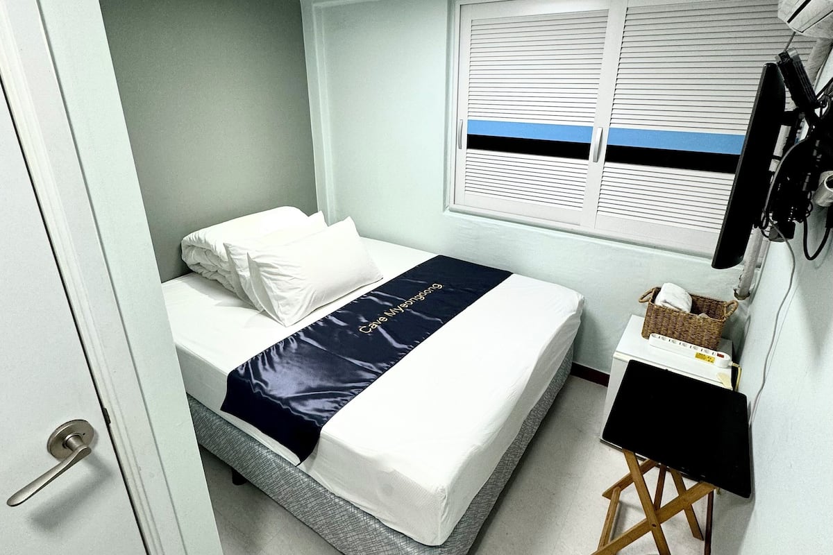 Kamar Single Deluks | Tempat tidur Tempur-Pendic dan ruang kerja ramah laptop