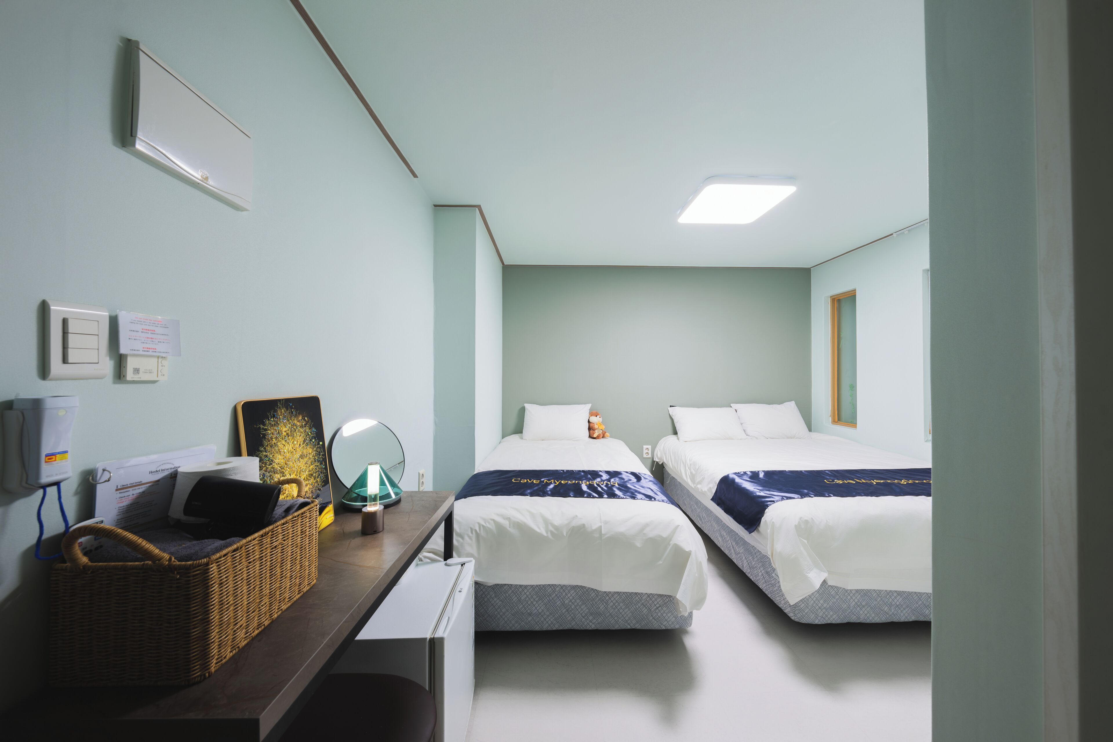 Standaard driepersoonskamer | Tempur Pedic-bedden, een laptopwerkplek, verduisterende gordijnen