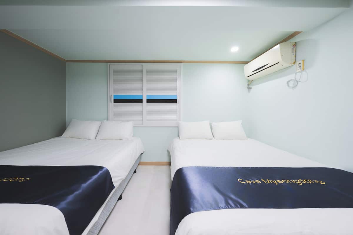 Kamar Quadruple Standar | Tempat tidur Tempur-Pendic dan ruang kerja ramah laptop