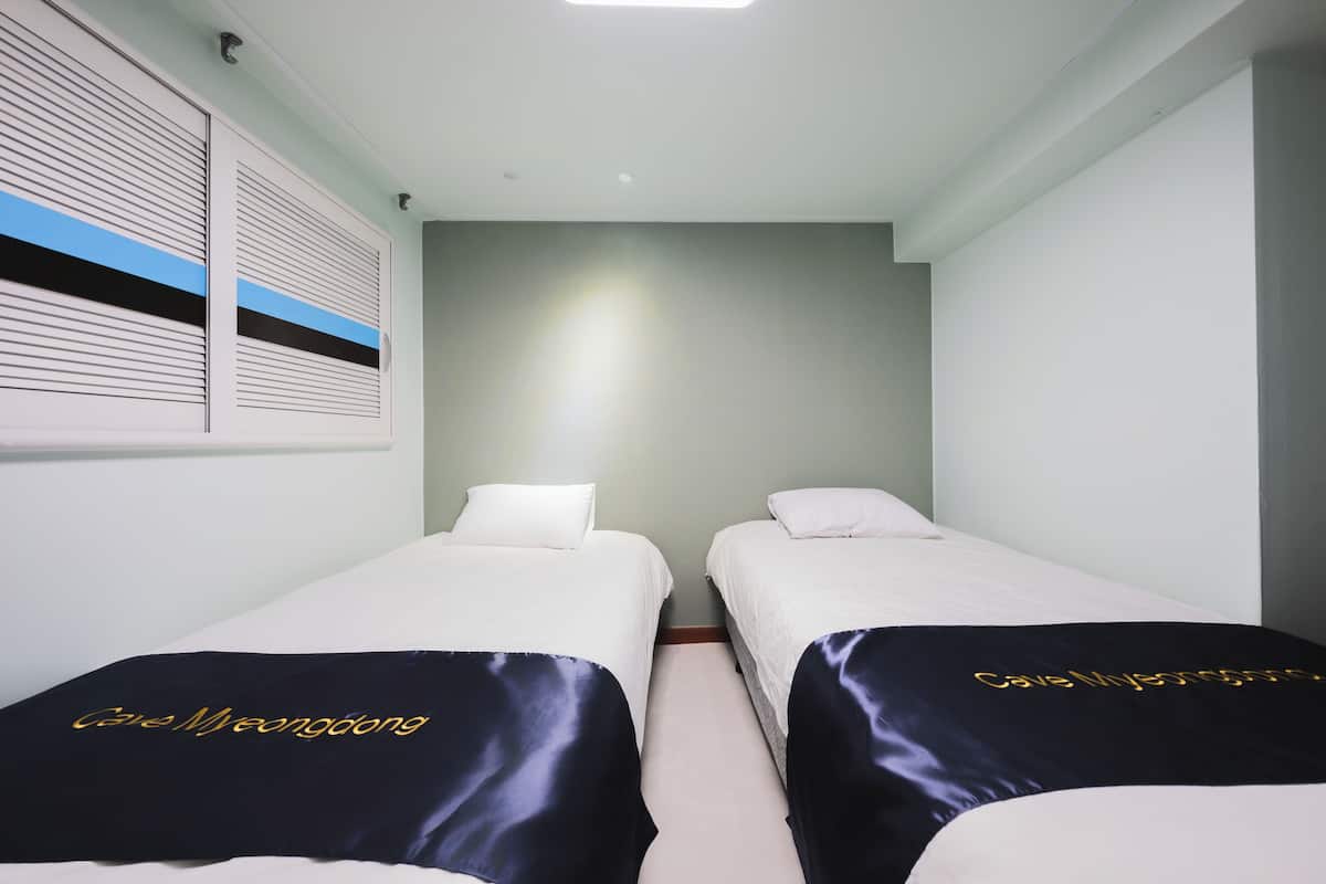 Kamar Twin Standar | Tempat tidur Tempur-Pendic dan ruang kerja ramah laptop