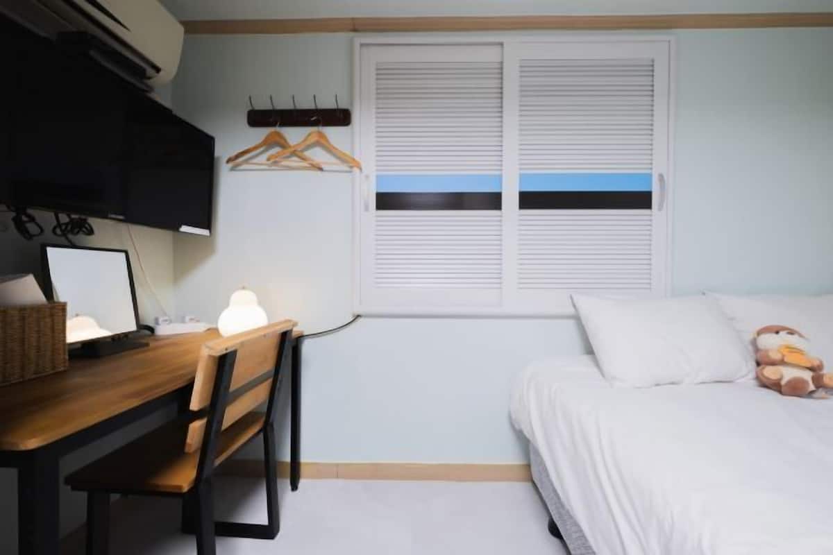 Tempur-Pedic beds, laptop workspace, blackout curtains