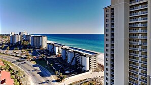 Un hôtel situé sur la côte, composé de plusieurs bâtiments, doté d’un parking et offrant une vue sur la plage.