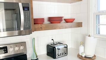 Een microgolfoven, een oven, een kookplaat, een vaatwasser