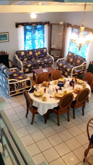 ファミリー ハウス 5 ベッドルーム | リビング エリア