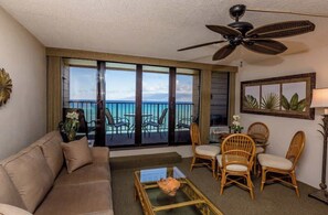 Smart TV - Top floor updated oceanfront condo, AC, near shops (Napili-Honokowai)